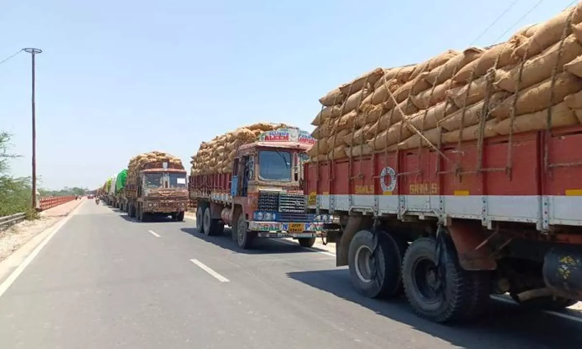 Traders and farmers from Andhra Pradesh are demanding that their lorries be allowed to sell their grain as they are at risk of serious loss Traders and farmers from Andhra Pradesh are demanding that their lorries be allowed to sell their grain as they are at risk of serious loss