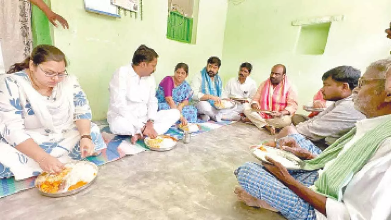 TGTDC chairman dines with fine rice beneficiary family