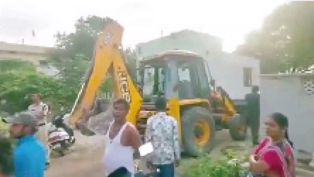 HYDRAA razes illegal bldgs at Chinnari Kunta in Alwal