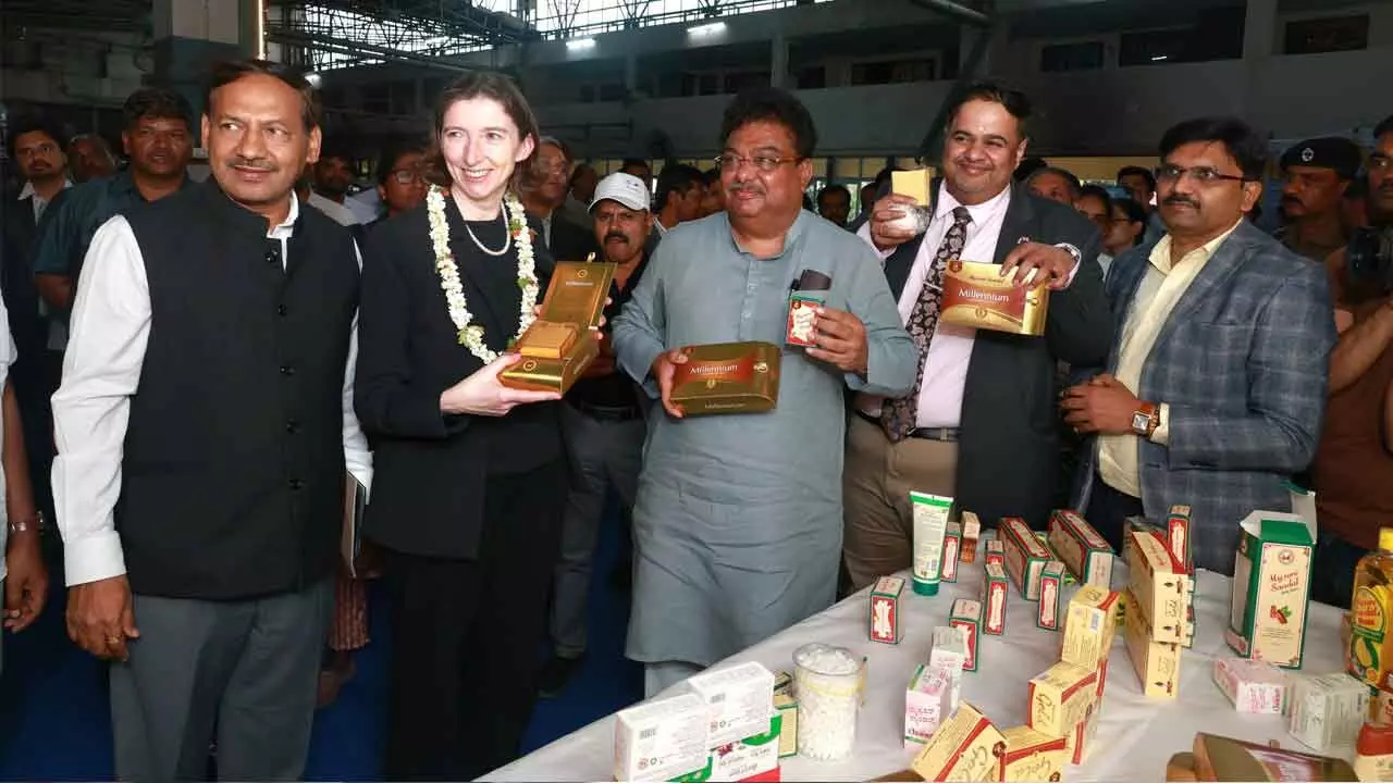 British High Commissioner Visits KSDL; Appreciates Production Activities British High Commissioner Visits KSDL; Appreciates Production Activities